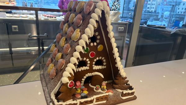 A festive gingerbread house in the lounge of the Viking Gullveig. A festive gingerbread house in the lounge of the Viking Gullveig.